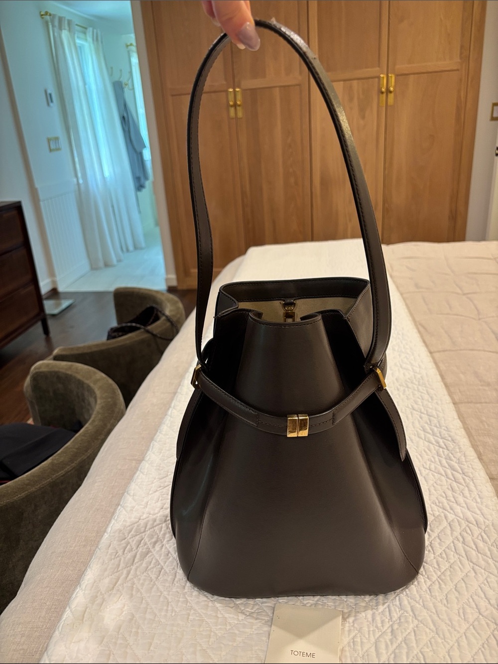 Toteme Belted leather bucket bag - Picture 7 of 16